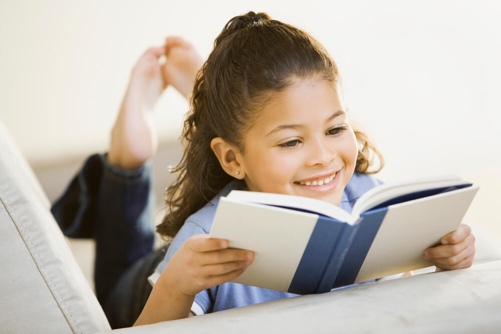 Criança lendo livro