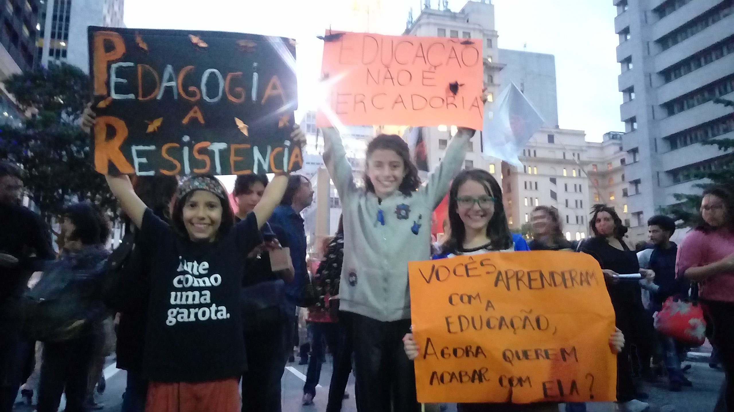 Cecília F., Gabriela N., e Alice G., 10 anos - Colégio Equipe, na manifestação de 15 de maio de 2019