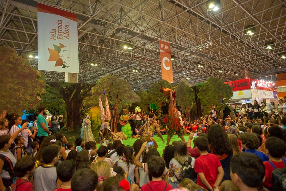 Apresentação de circo da edição de 2019 da Bienal do Rio. Foto: Facebook/ Reprodução.