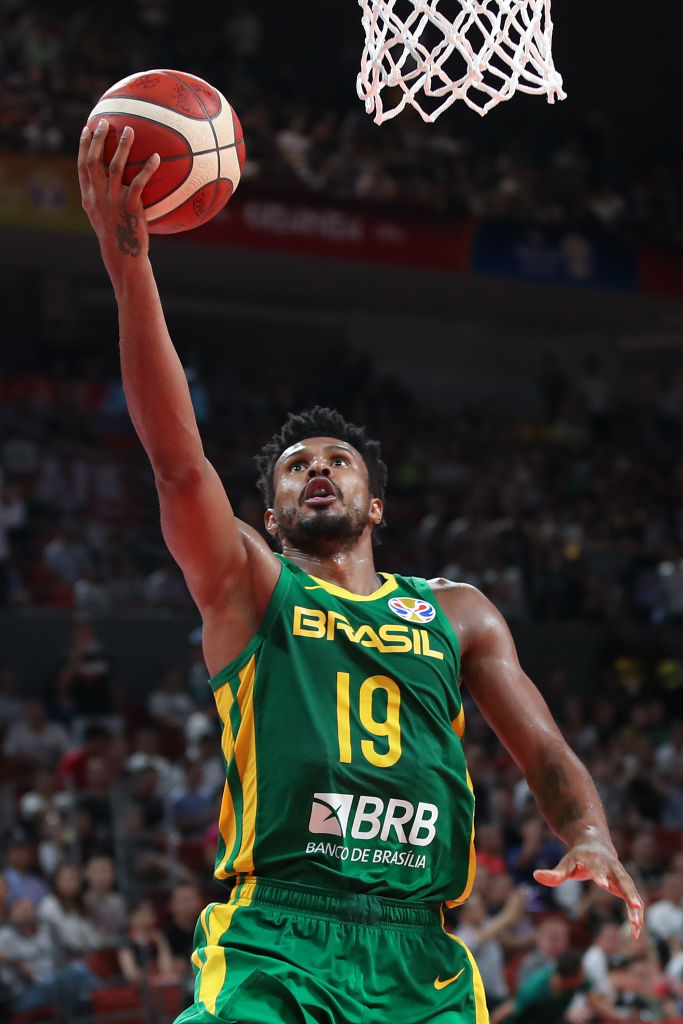 O camisa 19 do time brasileiro, Leandrinho Barbosa, marcando uma das cestas na partida. Foto: Lintao Zhang/Getty Images