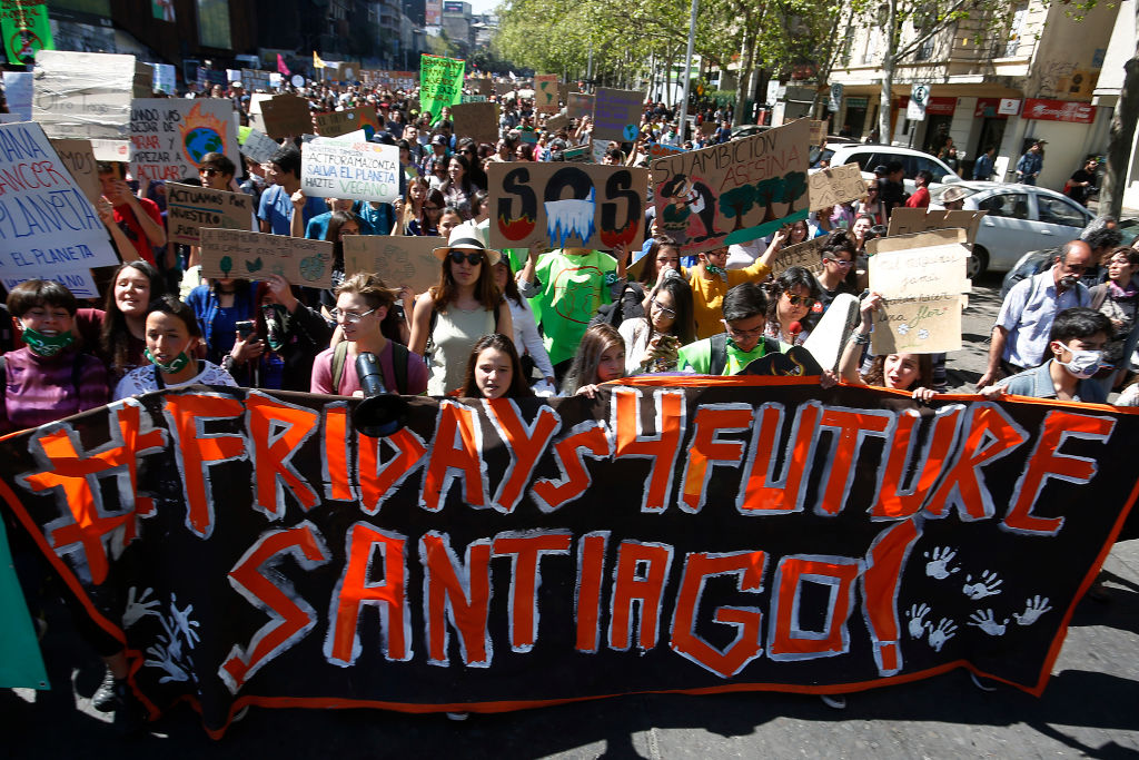 Crianças em Santiago, no Chile, com um cartaz em apoio ao Fridays for Future (sextas-feiras pelo futuro) durante uma manifestação do dia 20 de setembro. Foto: Marcelo Hernandez/Getty Images