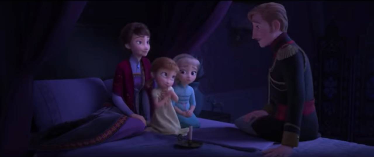 O novo trailer de Frozen 2 começa com Anna e Elsa ouvindo histórias de ninar com seus pais. Foto: YouTube/ Reprodução.