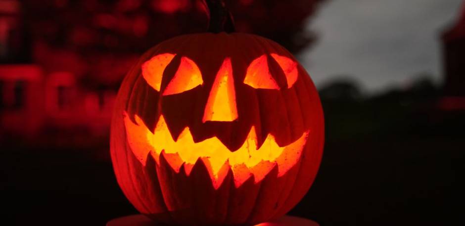 Em muitos países é costume esculpir rostos assustadores e colocar velas  dentro de abóboras para celebrar o Dia das Bruxas. Foto: Vural  Elibol/Anadolu Agency via Getty Images - Jornal Joca