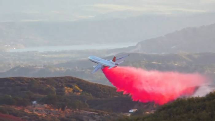 O gel pode ser espalhado nas florestas através de aviões e equipamentos de agricultura. Foto: YouTube/ Reprodução.