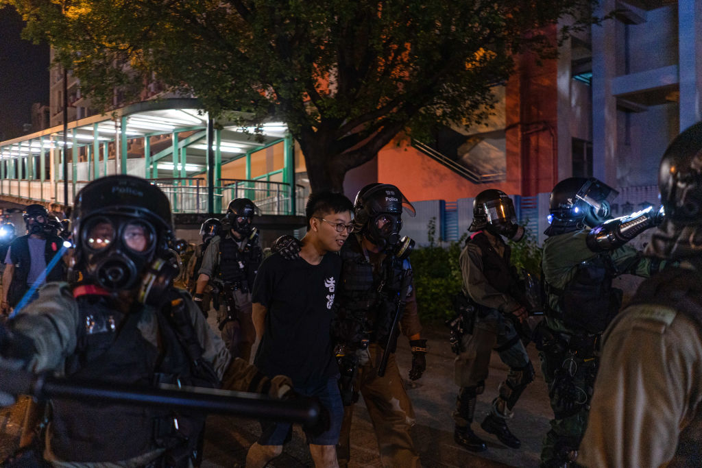 Jovem manifestante sendo preso durante protesto em Hong Kong. Foto: Ivan Cheung/SOPA Images/LightRocket via Getty Images