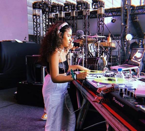 A DJ Sophia tocando em um festival de hip hop. Foto: Instagram/ Reprodução.