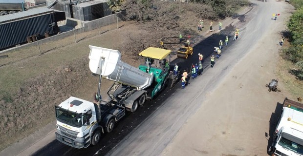 400 metros de uma estrada da África do Sul foram pavimentados usando garrafas de plástico. Foto: Shisalanga Construction/ Divulgação.