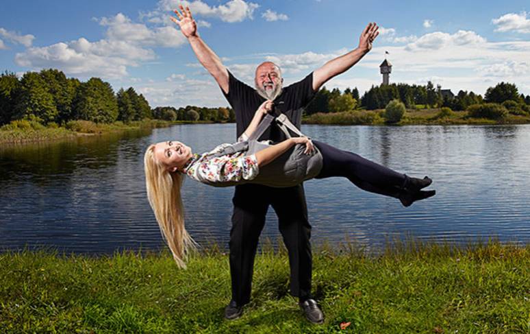 O lituano Antanas Kontrimas conseguiu levantar uma mulher usando apenas sua barba. Foto: Guinness World Records/ Divulgação.