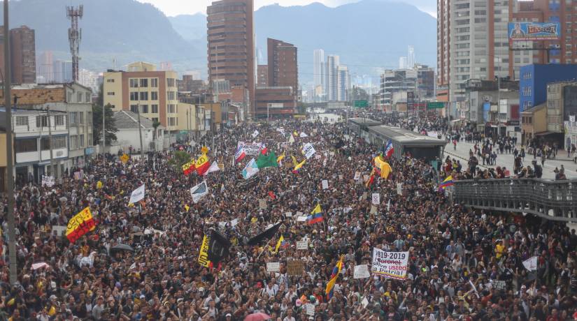 Colombianos protestam em Bogotá, na Colômbia, em 21 de novembro. Foto: Daniel Garzon Herazo/NurPhoto via Getty Images