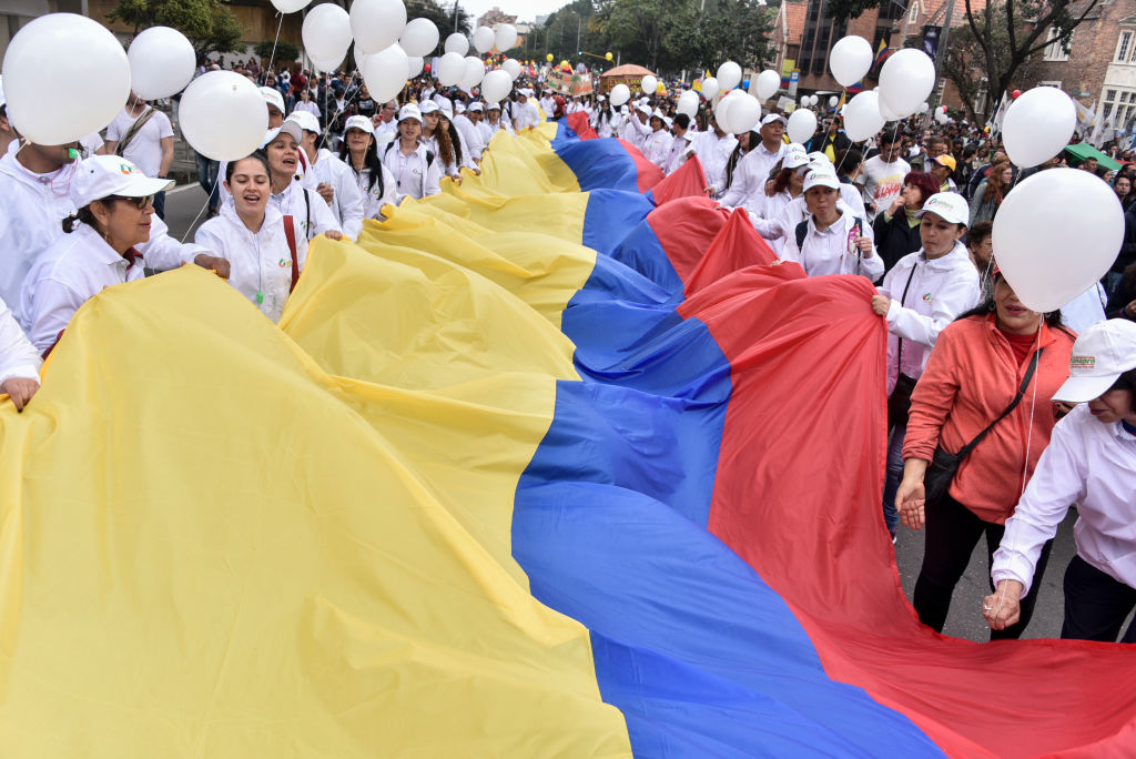 Colombianos levantam a bandeira do país em protesto contra o presidente Ivan Duque. Foto: Guillermo Legaria Schweizer/Getty Images