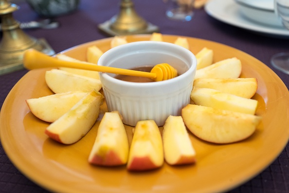 Maçã com mel é um dos alimentos típicos do Rosh Hashaná, o ano novo judaico. Foto: Smith Collection/Gado/Getty Images