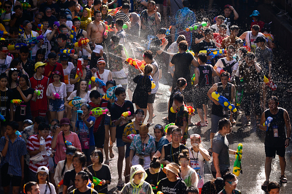 Na Tailândia, o ano novo significa purificação. Por isso, é muito comum terem "guerras" de água nas ruas. Foto: Anusak Laowilas/NurPhoto via Getty Images