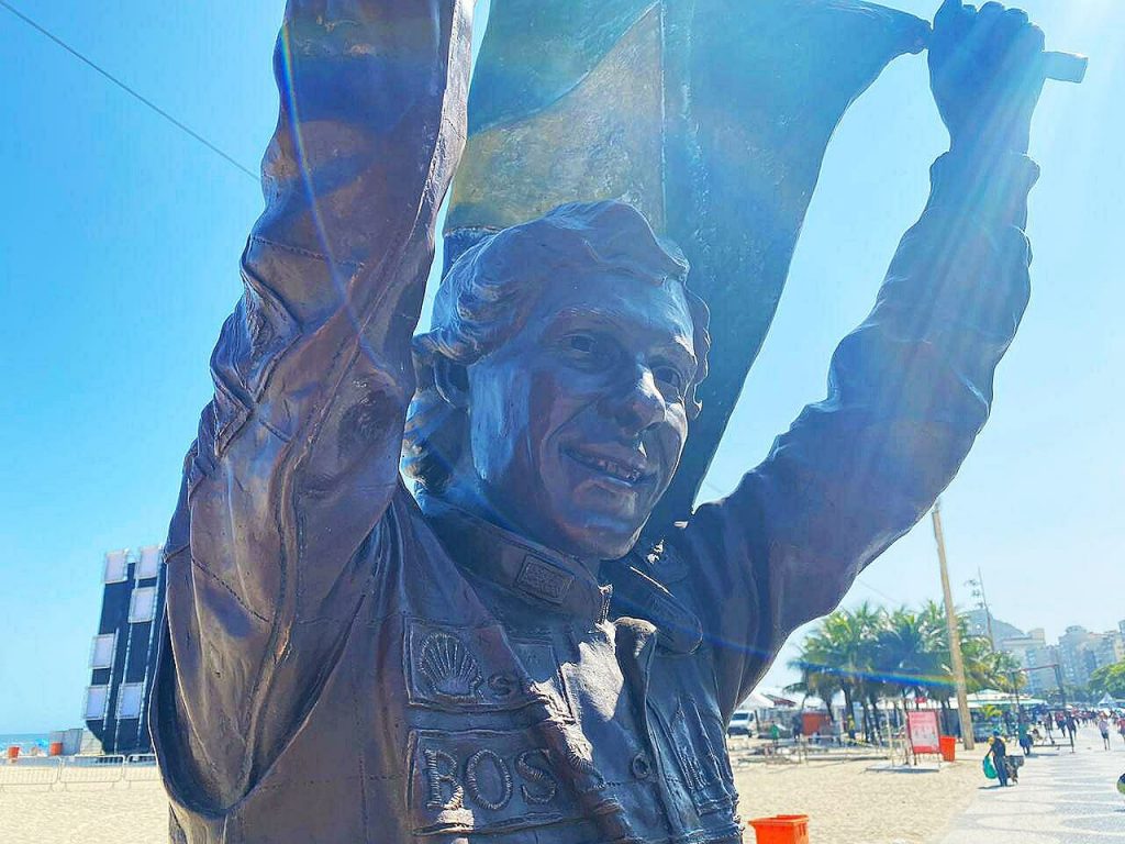 estátua Ayrton Senna no calcadao de Copacabana