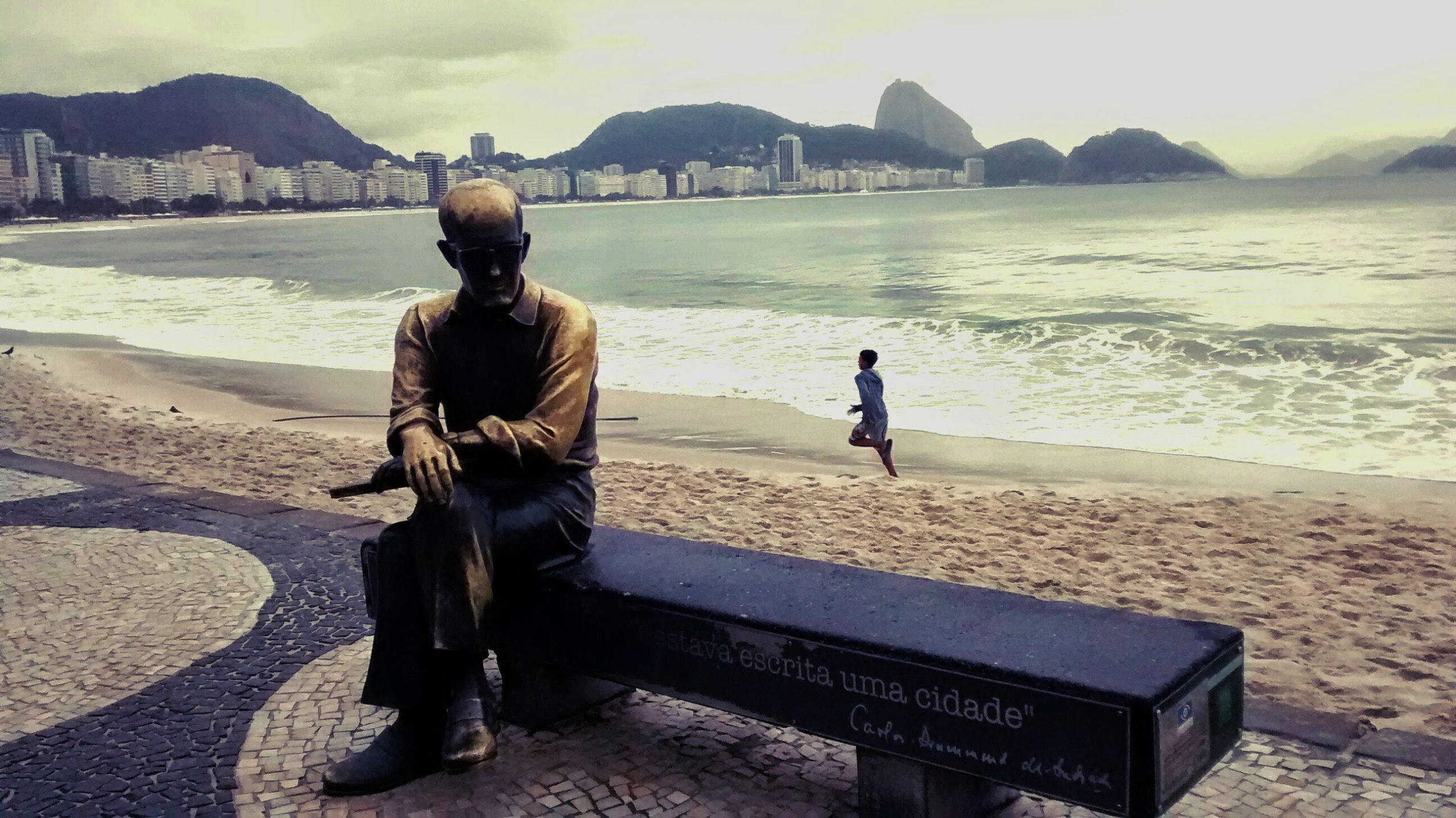 estátua carlos drummond de andrade no calçadao de Copacabana