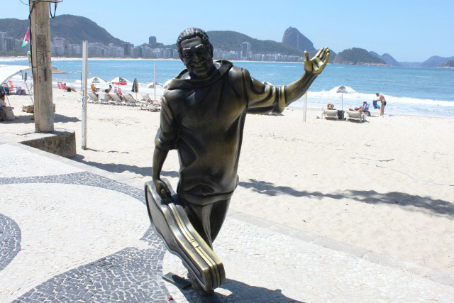 Estátua Dorival Cayimmi no calcadao de Copacabana