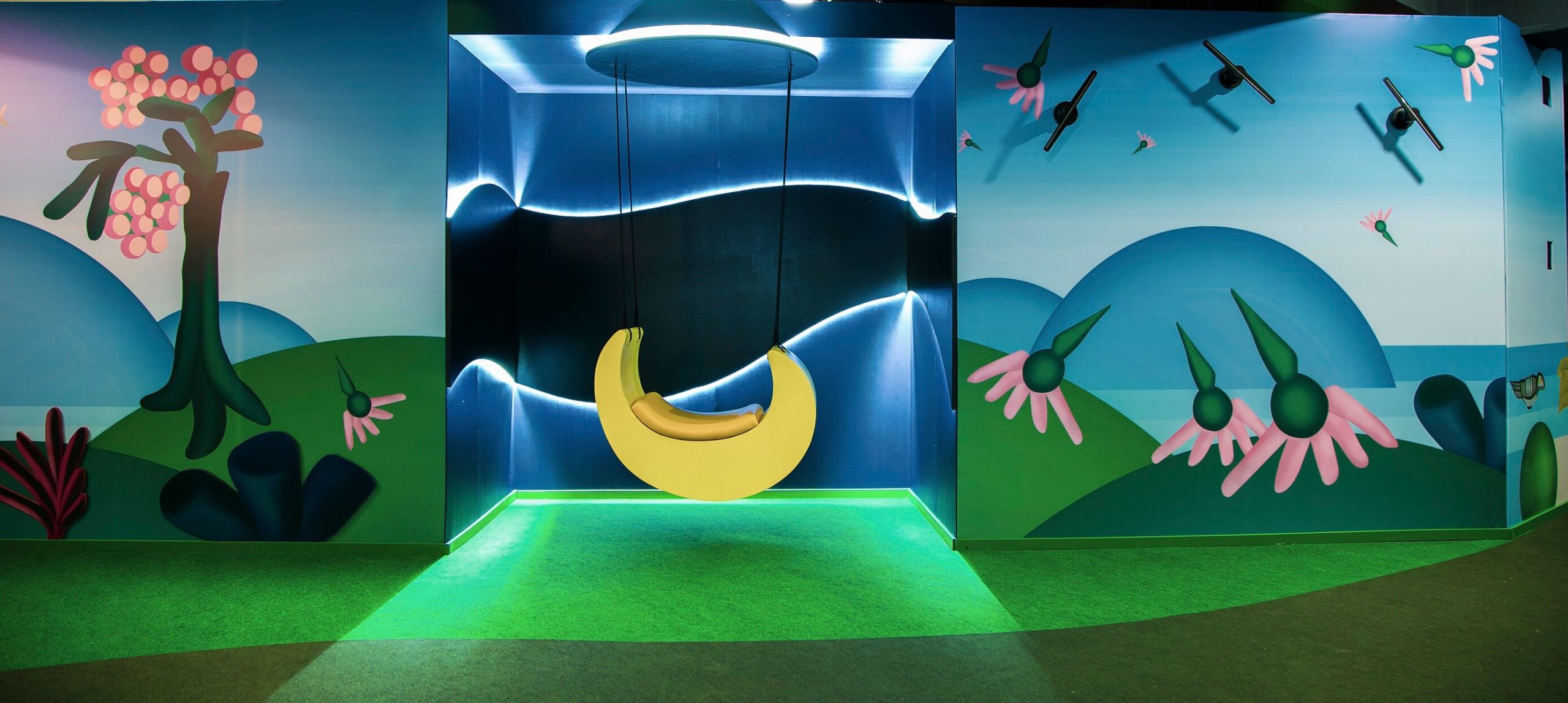 No espaço dedicado a obra "A Lua", o público pode brincar em um balanço em formato de lua. Foto: Divulgação. 