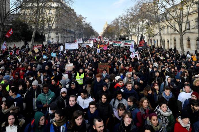 Manifestantes reunidos no dia 10 de dezembro em Paris para protestar contra a reforma da previdência proposta pelo presidente da França. Foto: Julien Mattia/Anadolu Agency via Getty Images