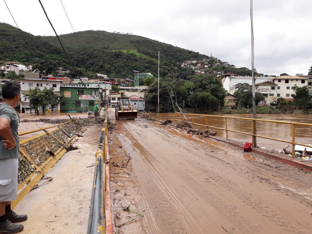 Por causa das chuvas, o rio da cidade de Raposos, em Minas Gerais, encheu e causou alagamentos. Foto: Richard Augusto Zeferino.