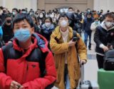 Na China, muitas pessoas estão usando máscaras para evitar que vírus se espalhe. Foto: Getty Images