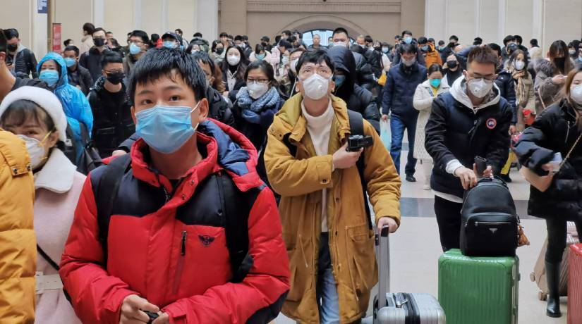 Na China, muitas pessoas estão usando máscaras para evitar que vírus se espalhe. Foto: Getty Images
