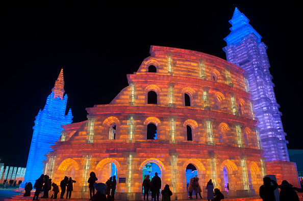 Algumas esculturas imitam monumentos famosos, como o Coliseu. Foto: Tao Zhang/Getty Images