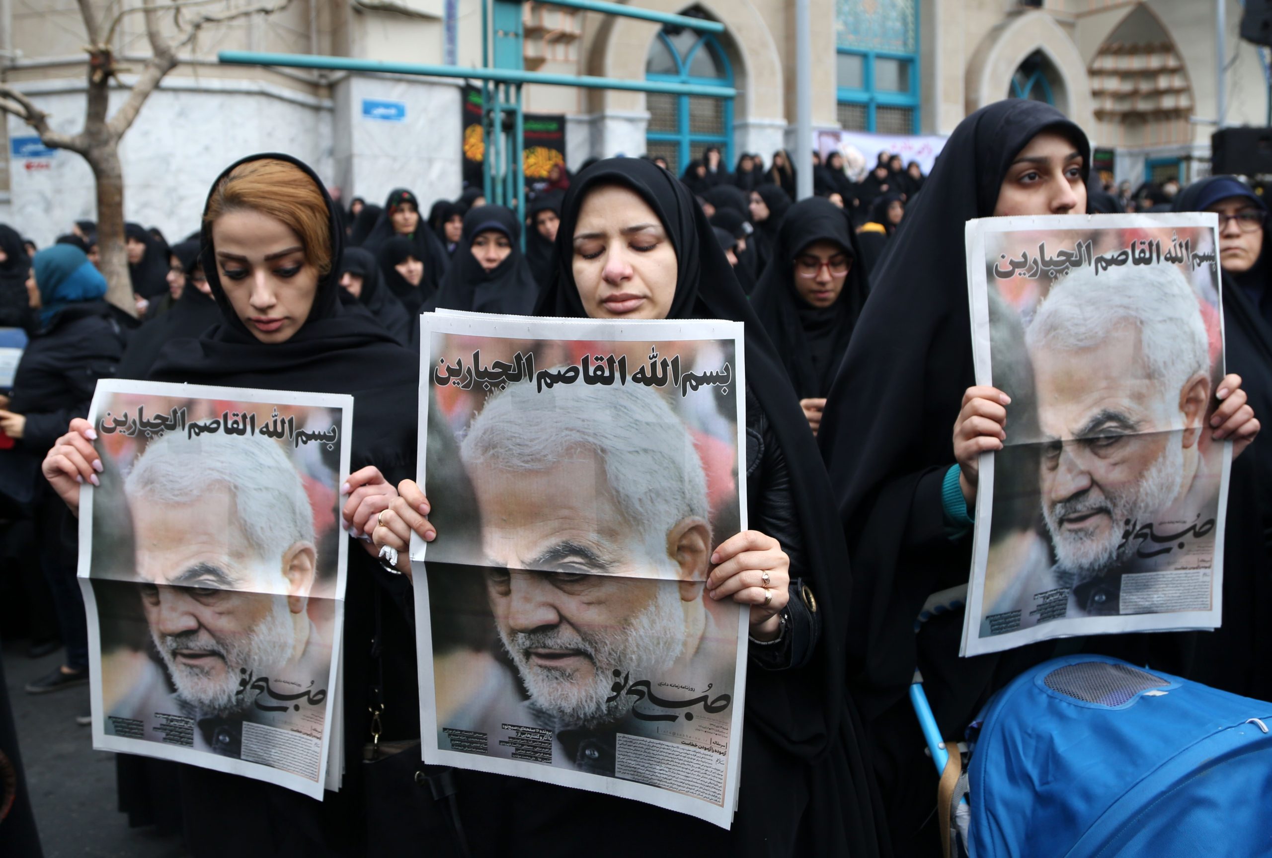 No Irã, mulheres carregam fotos do general Soleimani em protesto contra a sua morte. Seu funeral recebeu tantas pessoas que a superlotação causou a morte de pelo menos 56 pessoas, além de deixar 213 feridos. Foto: Fatemeh Bahrami/Anadolu Agency via Getty Images