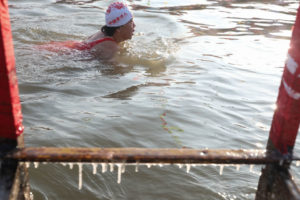 Nadador compete em uma piscina esculpida com gelo do rio Songhua em Harbin, província de Heilongjiang, China. Foto: Lintao Zhang/Getty Images