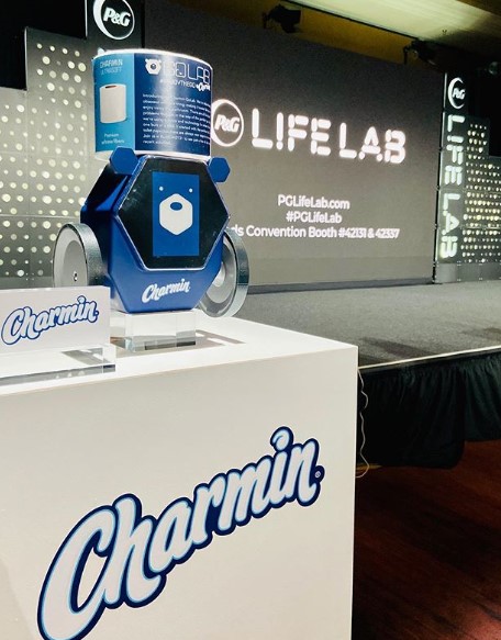 O robô da Charmin é programado para levar papel higiênico até seu dono quando ele precisar. Foto: Instragram/ Reprodução.