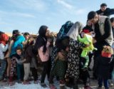 Crianças sírias recebendo brinquedos em campo de refugiados de Idlib, em fevereiro. Foto: Burak Kara/Getty Images