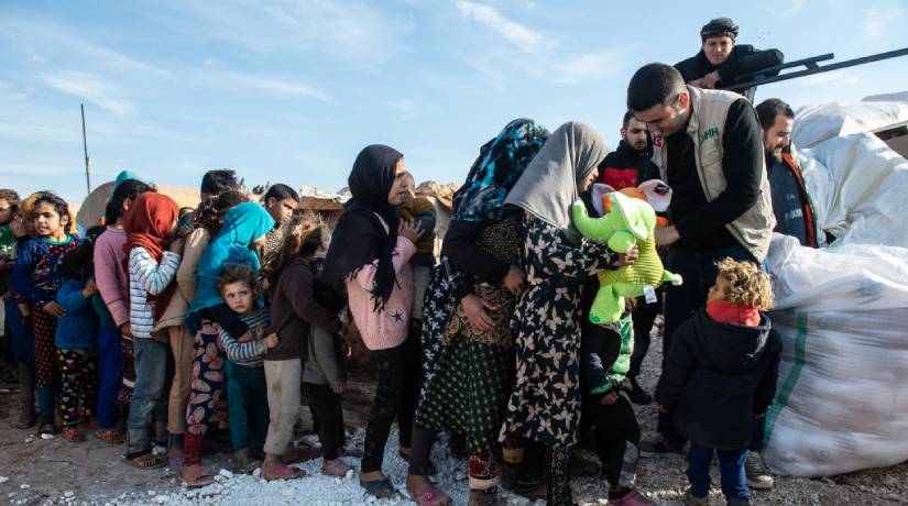 Crianças sírias recebendo brinquedos em campo de refugiados de Idlib, em fevereiro. Foto: Burak Kara/Getty Images