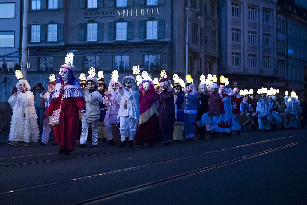 O desfile de lanternas e máscaras de Basel, na Suíça é uma tradição do carnaval local. Foto: Harold Cunningham/Getty Images