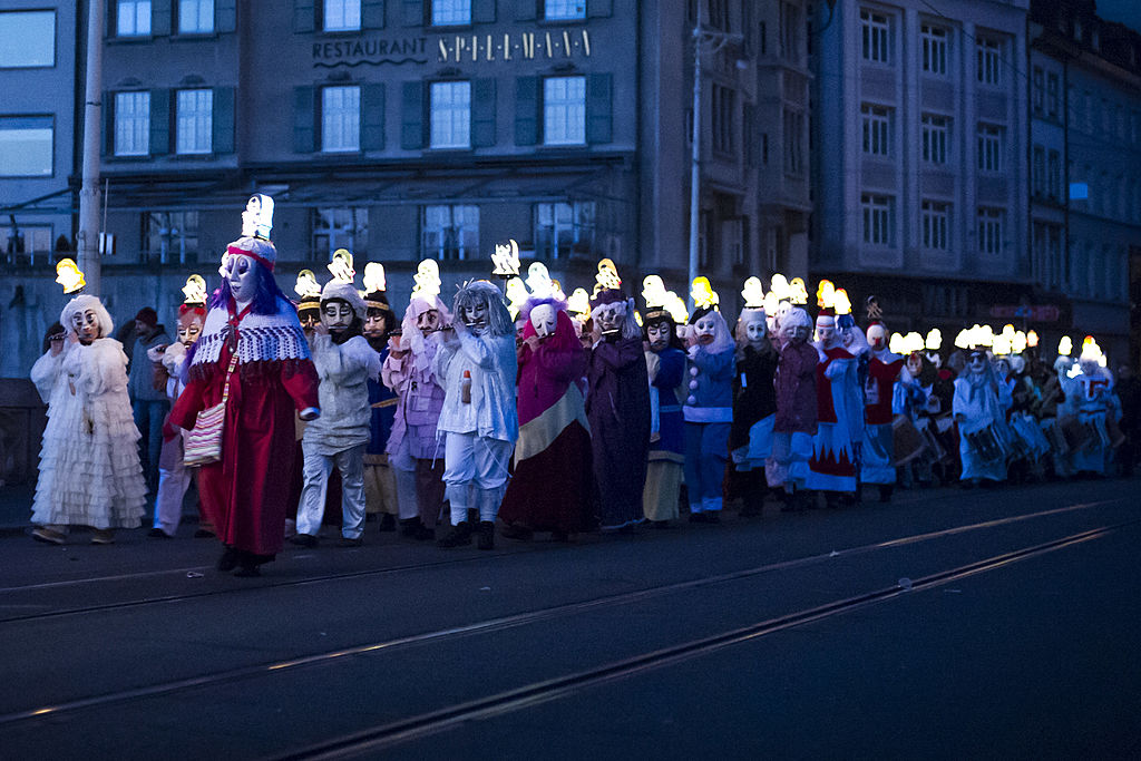 O desfile de lanternas e máscaras de Basel, na Suíça é uma tradição do carnaval local. Foto: Harold Cunningham/Getty Images