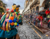No Equador, as pessoas brincam com espuma, balões de água ou farinha no carnaval. Foto: Xavier Caivinagua / Press South