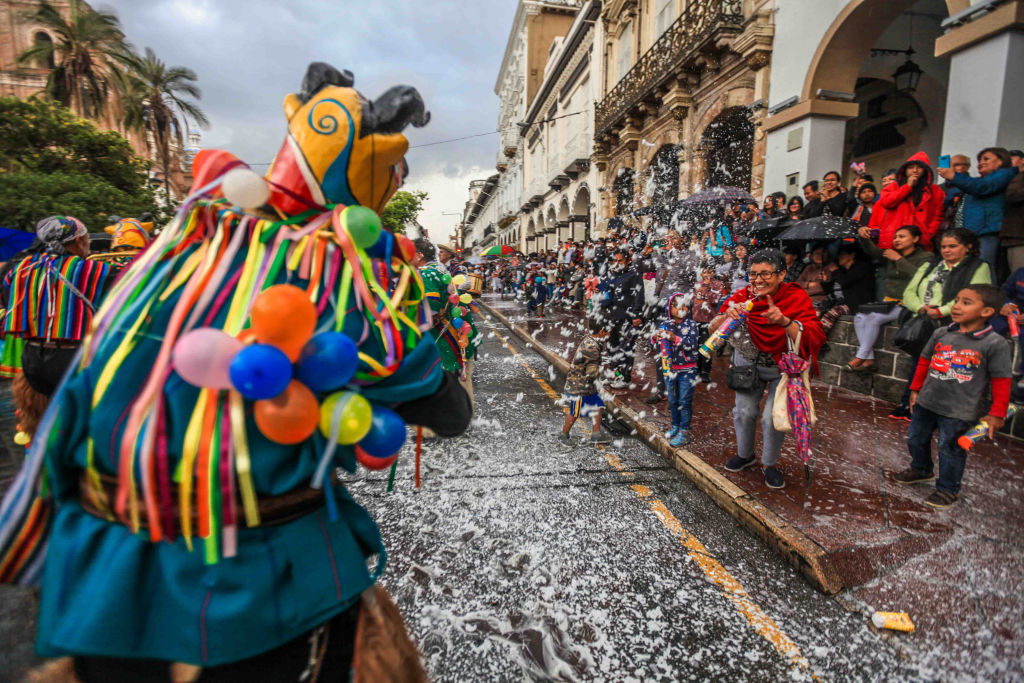 No Equador, as pessoas brincam com espuma, balões de água ou farinha no carnaval. Foto: Xavier Caivinagua / Press South