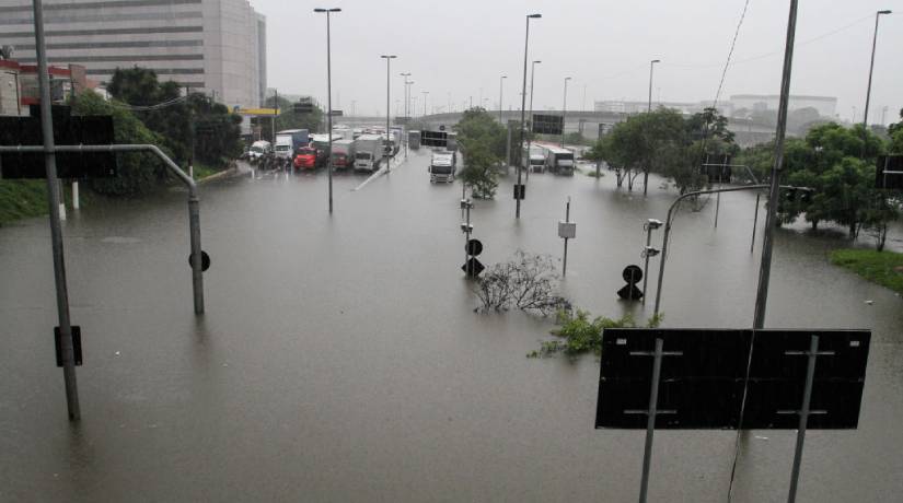 As chuvas causaram alagamentos tão intensos que em alguns locais as pessoas e os veículos não conseguiam transitar. Foto: Fabio Vieira/FotoRua/NurPhoto via Getty Images