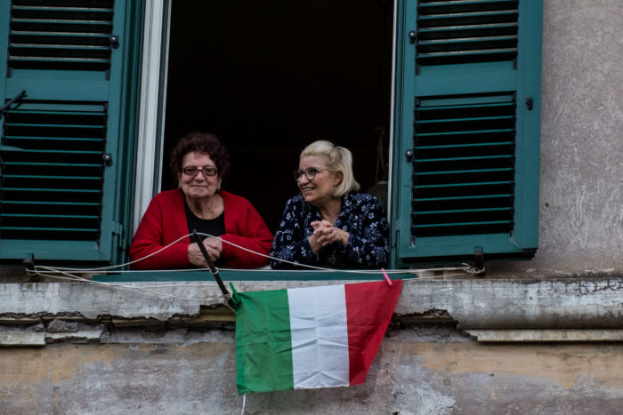 Italia-Canto-Janelas-Coronavirus-Getty