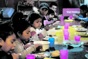 crianças almoçando escola