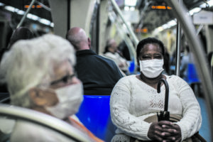 pessoas de máscara no metrô