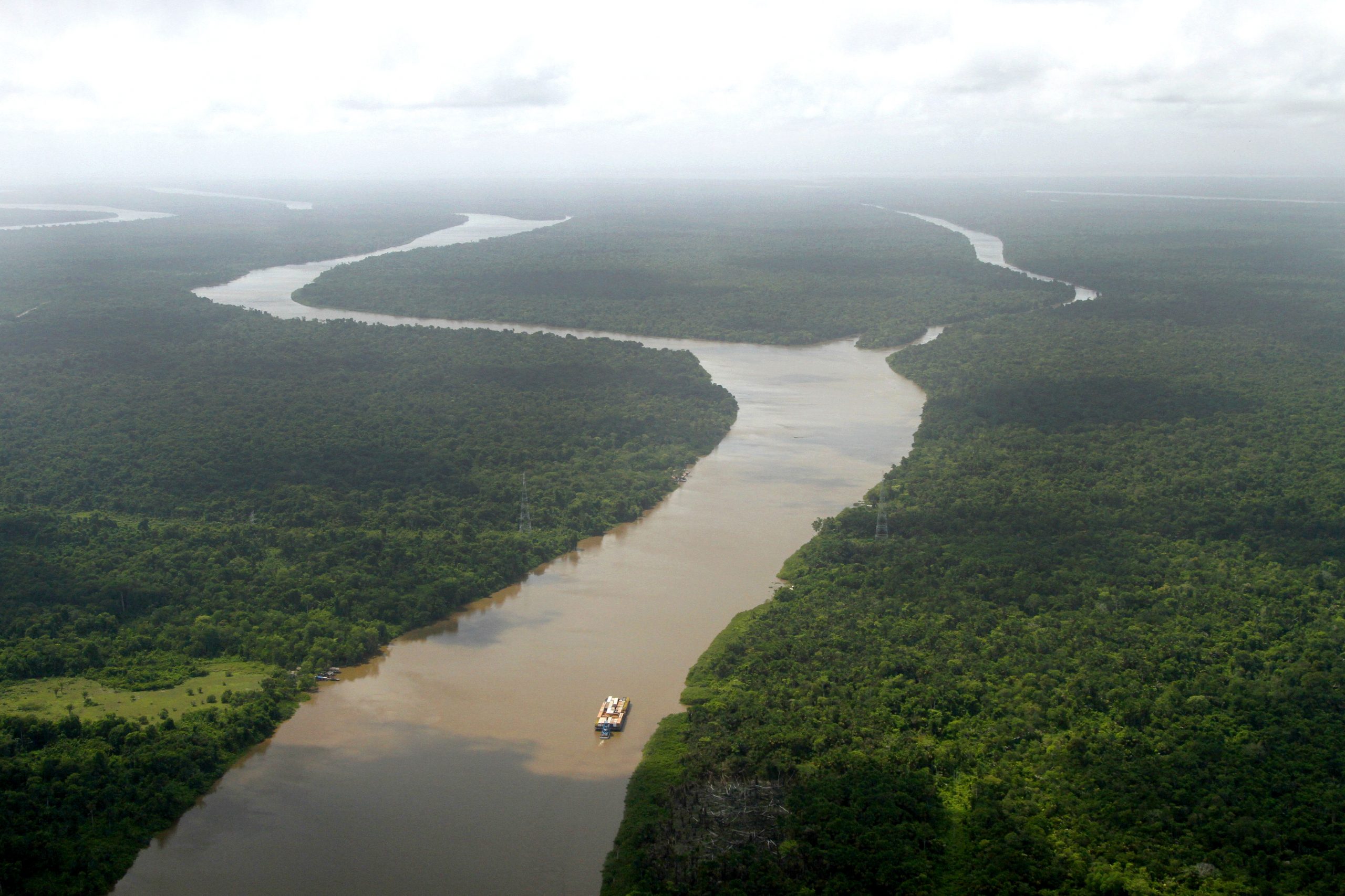 Наиболее полноводная река. Южная Америка река Амазонка. Бразилия Амазонская низменность. Эстуарий реки Амазонка. Река Амазонка река Амазонка.