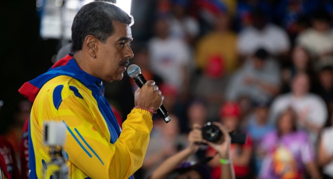 Eleições venezuelanas CARACAS, VENEZUELA - JULY 28: President of Venezuela Nicolas Maduro speaks after winning the presidential election at Miraflores Palace on July 28, 2024 in Caracas, Venezuela. Venezuelans go to polls amid a controversial election. With 80% of the votes counted, The National Electoral Council (CNE) has announced Nicolás Maduro as the winner with 51.2%. Maduro's third term will have him in office until 2031. (Photo by Alfredo Lasry R/Getty Images)