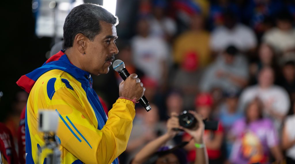 Eleições venezuelanas CARACAS, VENEZUELA - JULY 28: President of Venezuela Nicolas Maduro speaks after winning the presidential election at Miraflores Palace on July 28, 2024 in Caracas, Venezuela. Venezuelans go to polls amid a controversial election. With 80% of the votes counted, The National Electoral Council (CNE) has announced Nicolás Maduro as the winner with 51.2%. Maduro's third term will have him in office until 2031. (Photo by Alfredo Lasry R/Getty Images)